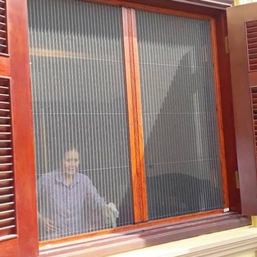 Cửa lưới chống muỗi dạng xếp – Màu vân gỗ