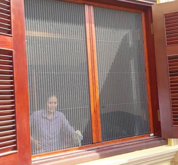 Cửa lưới chống muỗi dạng xếp – Màu vân gỗ